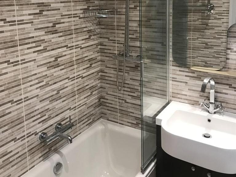 No.16 Hotel Seaham Exterior photo Bathroom with shower enclosure