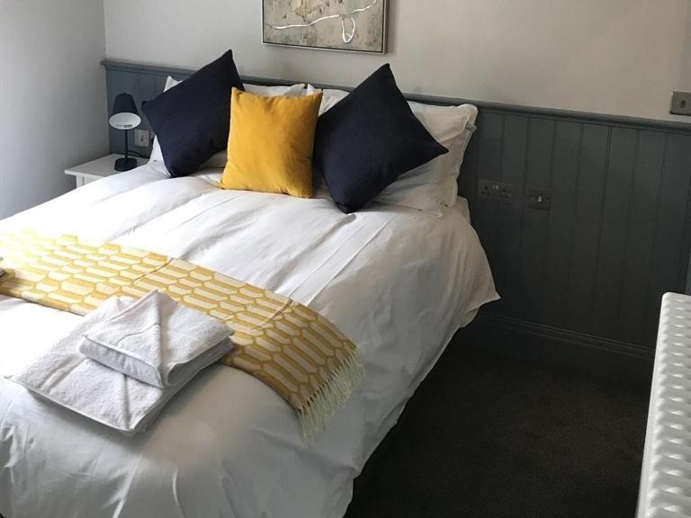 No.16 Hotel Seaham Room photo A bed with a throw