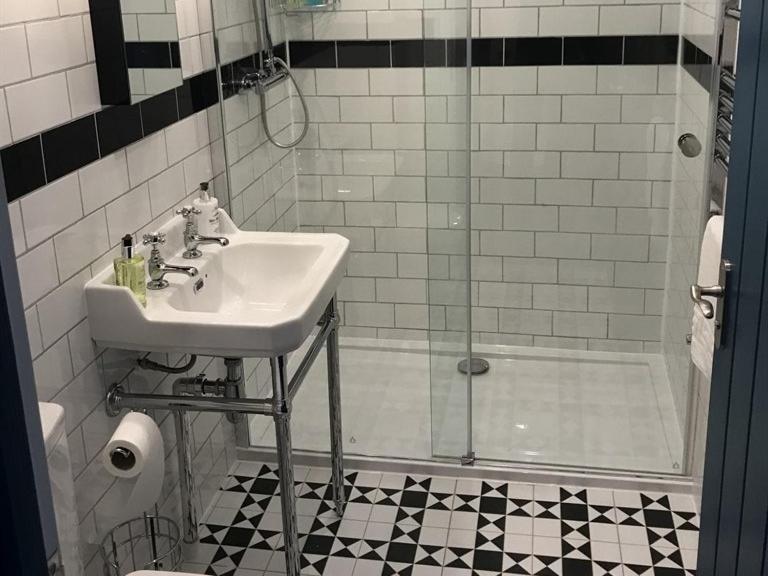No.16 Hotel Seaham Room photo A shower enclosure