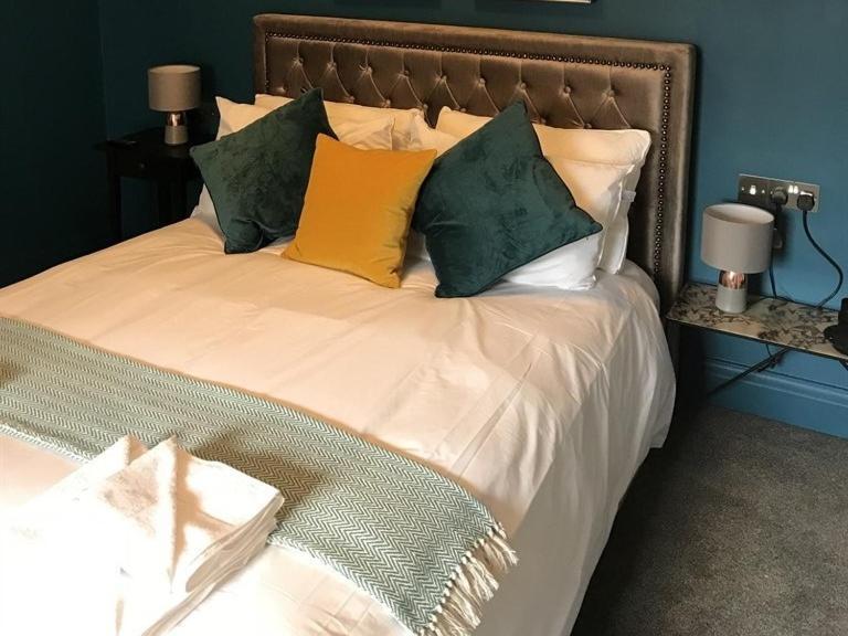 No.16 Hotel Seaham Room photo A bed with a throw